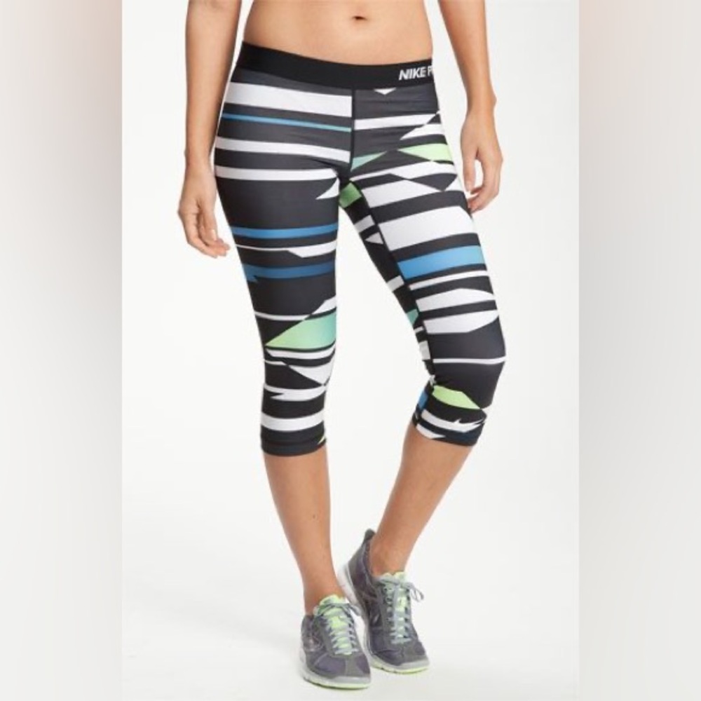 Nike Pro Core Capris S Small‎ Fitted Dri Fit Printed Crop